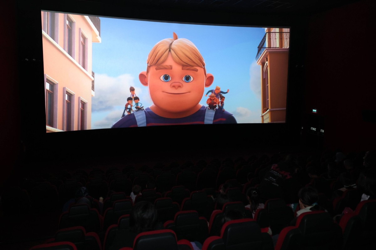 Afyonkarahisar Valisi çocuklarla sinemada Hayrimatör filmini izledi